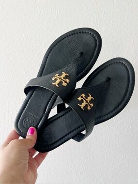 TORY BURCH | Everly Tumbled Leather Perfect Black Flat Thong Sandal | 7